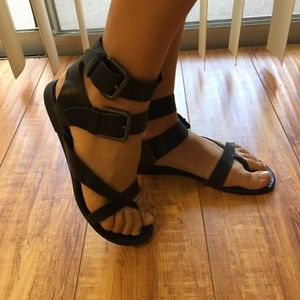 Sleek leather sandal - super comfortable